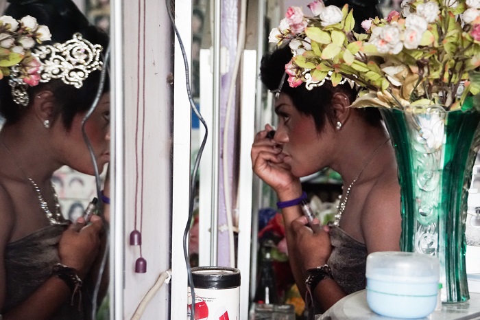 An indigenous Papuan waria preparing for a beauty pageant / Terje Toomistu