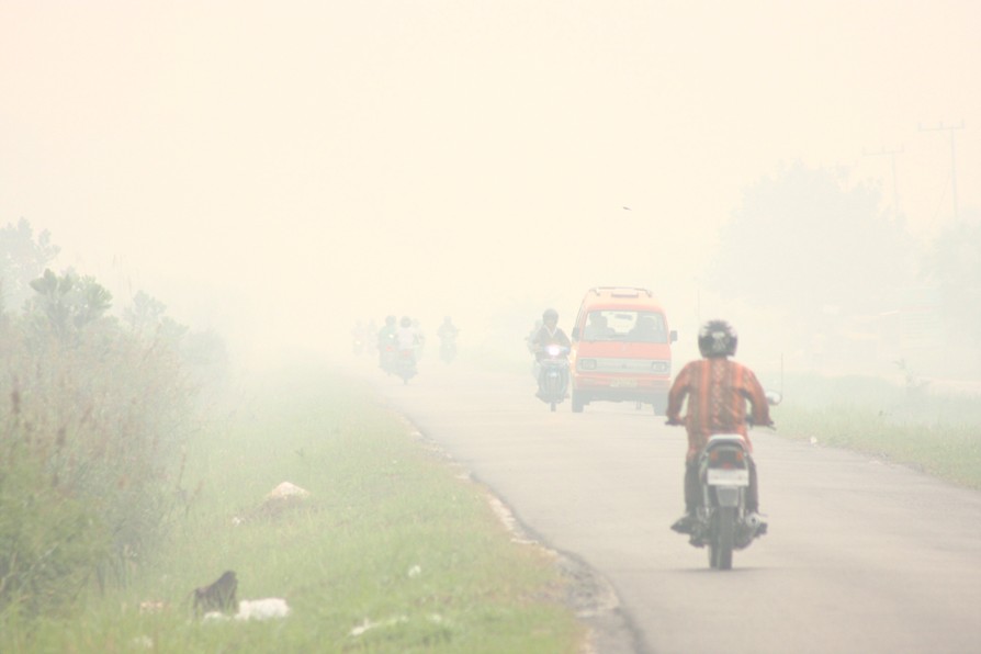 Low visibility on the roads in Palangkaraya, Nanang Indra Kurniawan 2 low visibility