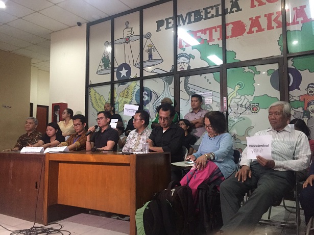Seminar organisers speak to the media. Source: Amnesty Indonesia.