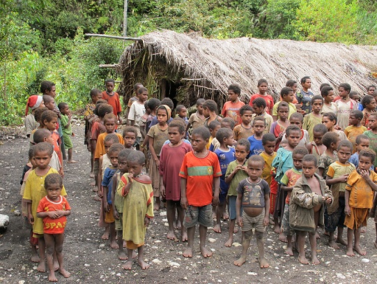 Kids outside school at Sinolka, Bobby Anderson anderson4