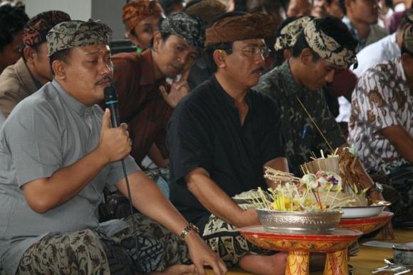Speaking up for women: questions and answers at a     simakrama campaign event bodrek2.jpg