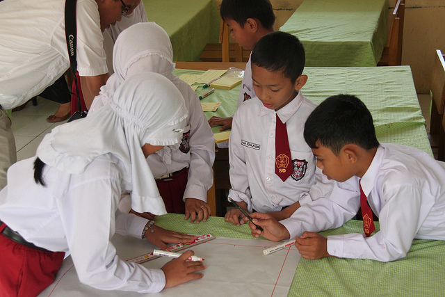 How well has Indonesia scored in tackling the Millennium Development Goals and what challenges lie ahead? - UNDP Indonesia, Licencsed under CC BY-NC-SA 2.0 via Flickr, https://www.flickr.com/photos/unitednationsdevelopmentprogramme/8068231988 davis-dibley-cover