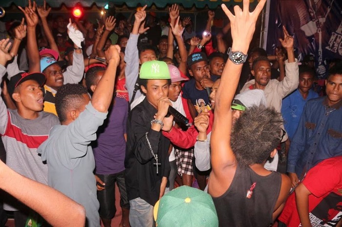 Laki-laki muda Papua menikmati hip-hop / Diana Pakasi