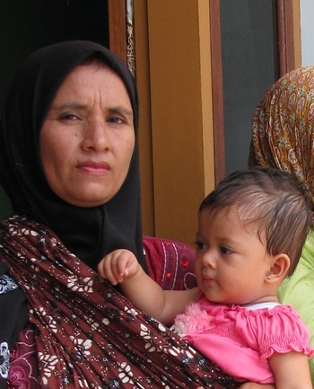 Ready to lead. Many Acehnese women are willing to play public roles,    but are Acehnese men ready to accept them? / Eve Warburton