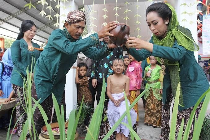 Sebuah acara khitan di wilayah Yogyakarta / Patrick Vanhoebrouk