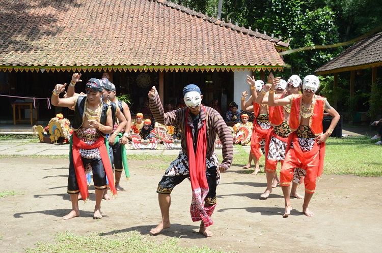 Pasien terlibat dalam topeng tembem,sebuah tarian tradisional Jawa dimana para penari memakai topeng / Santi Yuliani