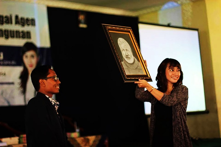 Nova Riyanti Yusuf, psikiater-psikiater, melelang lukisan pensil potret Ernest Hemingway oleh Agus Sugianto untuk menggalang dana untuk KPSI / Agus Sugianto