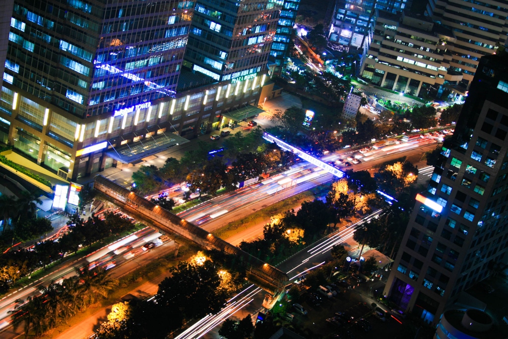 Jakarta Night life- Tania Huiny (https://creativecommons.org/licenses/by/2.0/) Jakarta nightlife