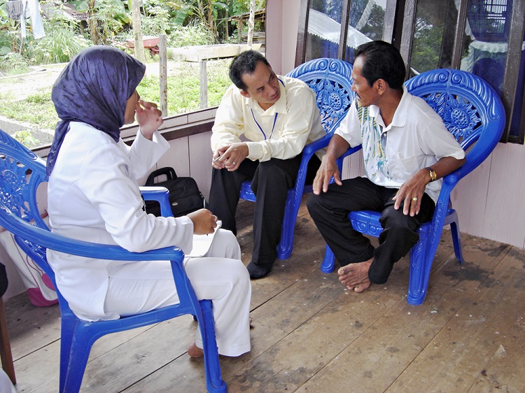 Seorang perawat jiwa dan perawat kesehatan jiwa masyarakat yang sedang dilatih melakukan kunjungan rumah untuk orang dengan gangguan jiwa di daerah terdampak bencana, Simeulue, 2005 / Albert Maramis