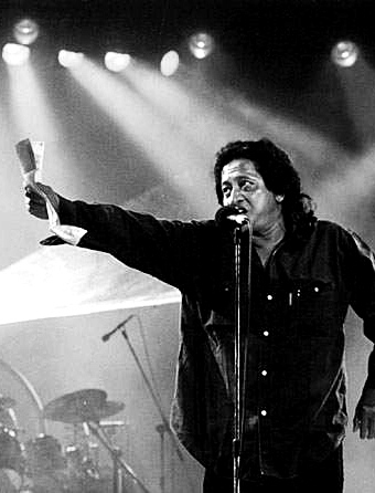 Rendra reads his poetry at a Kantata Takwa concert  / Image courtesy of Burung Merak Press Rendra the Muslim