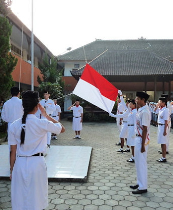 Independence Day in a Balinese school /  Lyn Parker Learning to belong