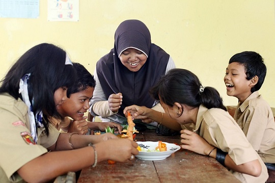 Asti and her pupils in Tulang Bawang Barat, Indonesia Mengajar slater2